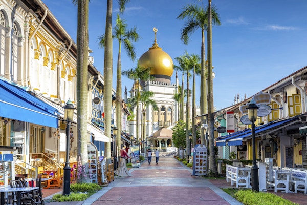Gateutsikt over Singapore med Masjid Sultan.