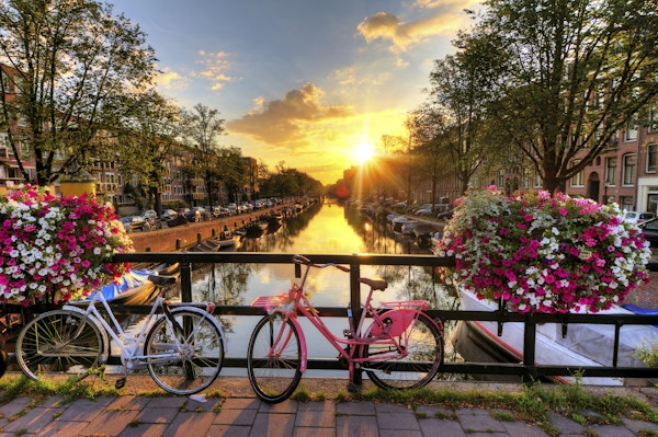 Vakre Amsterdam i solnedgang