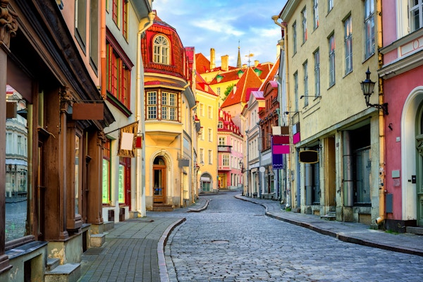 Smal gate i gamlebyen i Tallinn, Estland