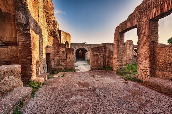 Romerrikets ruiner med gateutsikt over Seven wise men spa i det gamle Ostia - Roma