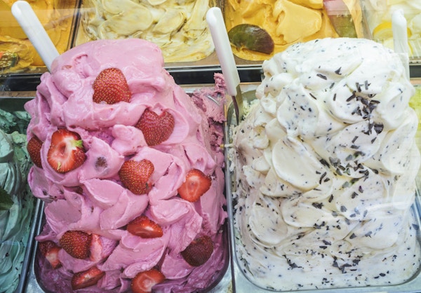 gelato valg i et butikkvindu i Firenze, Italia