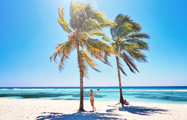 Ung kvinne på stranden munter glade kokospalmer. Strand Det karibiske hav, Cuba.