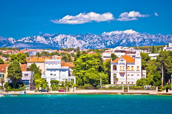 Zadar kystvillaer ann Velebit fjellbakgrunn, Dalmatia, Kroatia