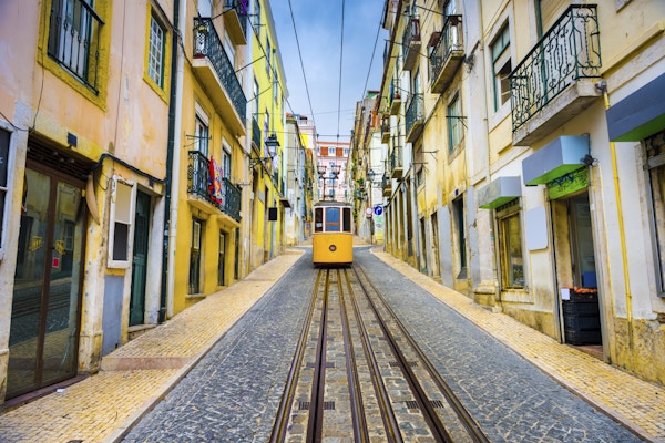 Lisboa, Portugal gamlebygater og gatebil.