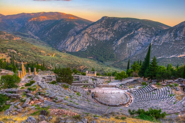 Solnedgangsutsikt over ruinene av teater i det gamle Delphi, Hellas