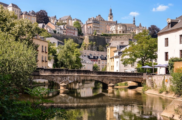 Luxembourg City, historisk område med broen over Alzette-elven