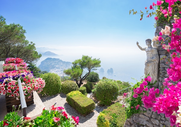 Utsikt fra fjellet Solaro av Capri-øya på en sommerdag, Italia.