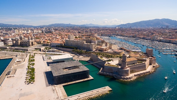 Havnen og byen i Marseille med det kjente museumet Mucem - The Museum of European and Mediterranean Civilisations