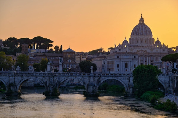 Solnedgang ved elven Tiber i Roma
