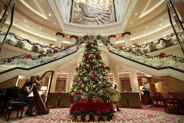 Cunard juletre ved hovedtrapp i lobby