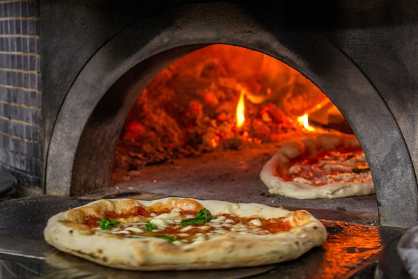 Et bilde av en ekte pizzaovn i en av de mest berømte pizzeriaene i Napoli