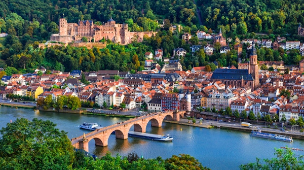 Reis i Tyskland - bybilde av den pittoreske, historiske byen Heidelberg
