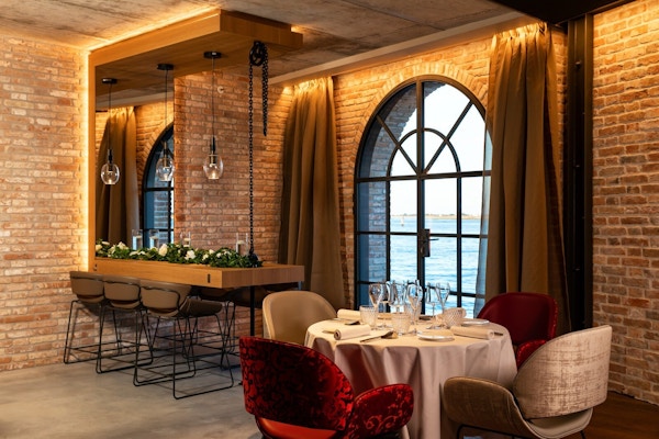 NH Collection Venezia Murano Villa - restaurant med utsikt mot kanal