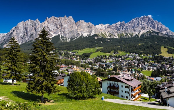 Cortina d'Ampezzo er en populær fjellby som ligger i hjertet av Dolomittene i en alpindal.
