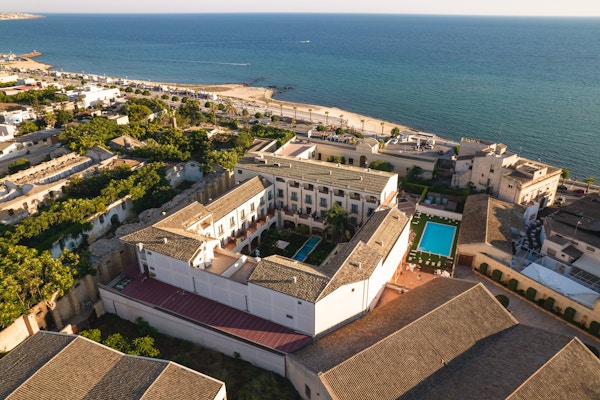 Dronebilde m/ oversikt over hotellet og kyststrekken i Mzzara Del Vallo