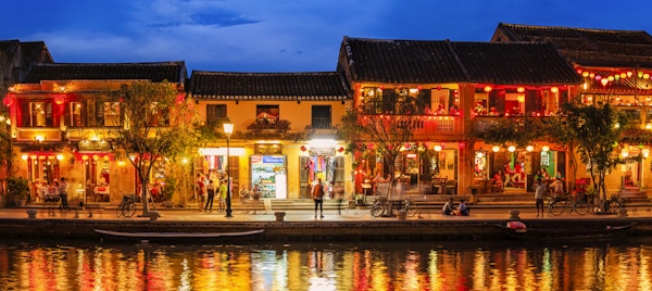 Kveldsutsikt over Gamlebyen i Hoi An by, Vietnam. Hoi An ligger på østkysten av Vietnam. Den gamle byen er et verdensarvsted på UNESCO på grunn av sine historiske bygninger.