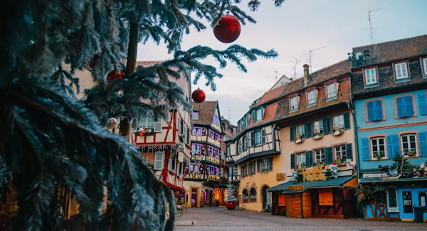 Gamlebyen pynter magisk som et eventyr i festtiden i Noel med detaljer om juletreet med røde ballornaturer tidlig om morgenen i Colmar, Alsace, Frankrike.