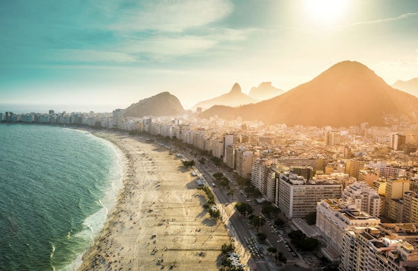 Flyfoto av den berømte Copacabana-stranden i Rio de Janeiro, Brasil