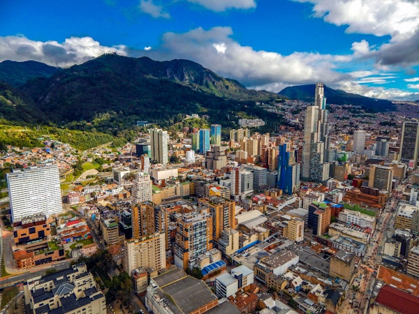 Bogota bybilde med store bygninger og fjell og blå himmel