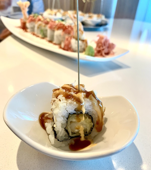 Nærbilde av sushi.