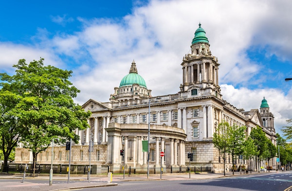 Rådhuset i Belfast ble bygd i 1906 i en klassisk renessansestil.Hvit bygning med irrgrønne kupler.