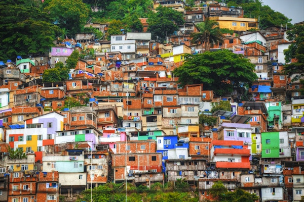 Fargerike malte bygninger av Favela i Rio de Janeiro Brasil