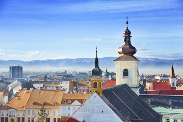 Romersk-katolske kirke og utsikt over gamlebyen i Sibiu, Romania