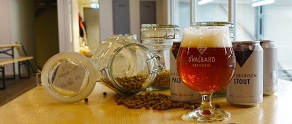 Øl fra Svalbard Bryggeri på et bord
