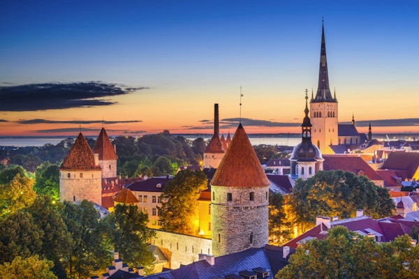 Tallinn, Estlands gamlebys skyline ved daggry.