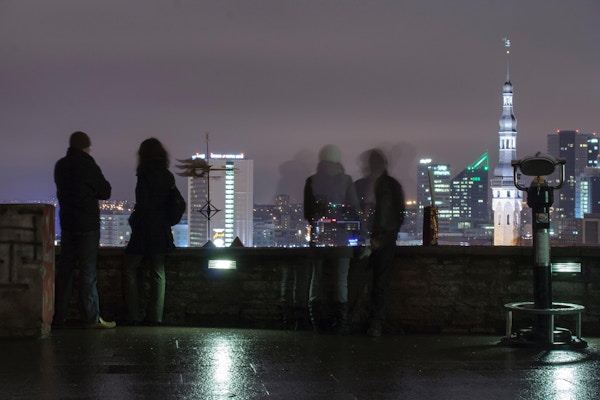 Mennesker som ser utover Tallinn's Manhattan fra utsiktspunkt i gamlebyen