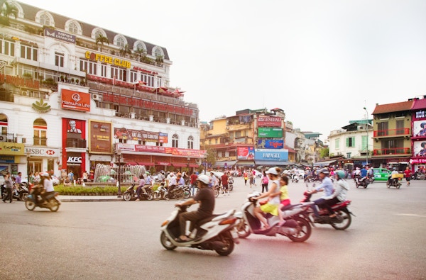 Rundkjøring med trafikk i Hanoi.