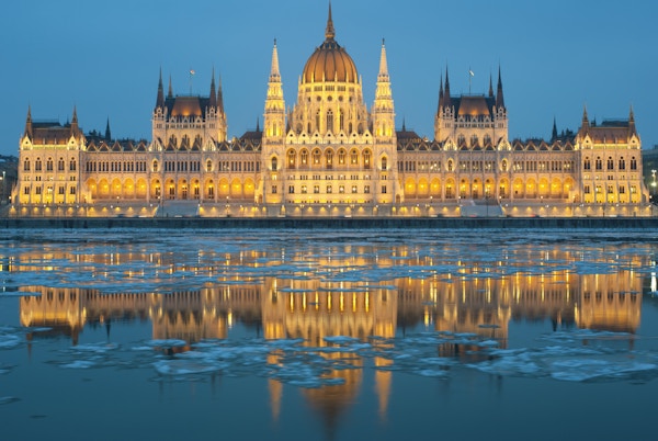 Ungarsk parlamentsbygning om vinteren, isdrift på Donau-elven (Budapest)