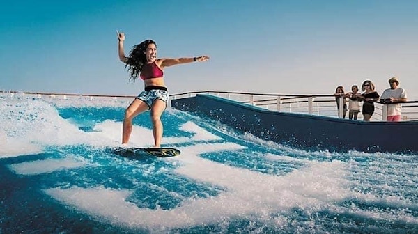 Kvinne i surfesimulator på cruiseskip.