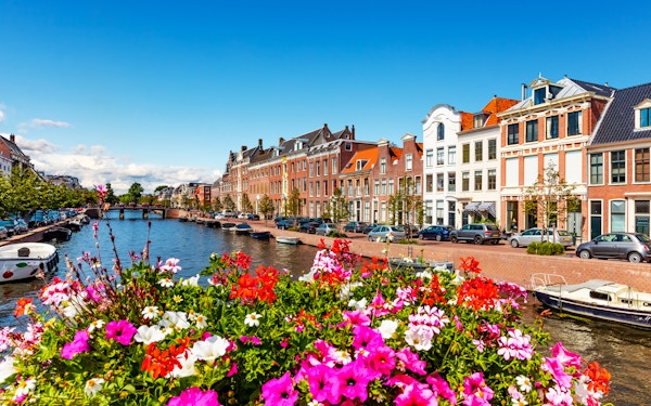 Naturskjønn sommerutsikt over gamlebyens arkitektur og Spaarne-kanalvollen i Haarlem, Nederland