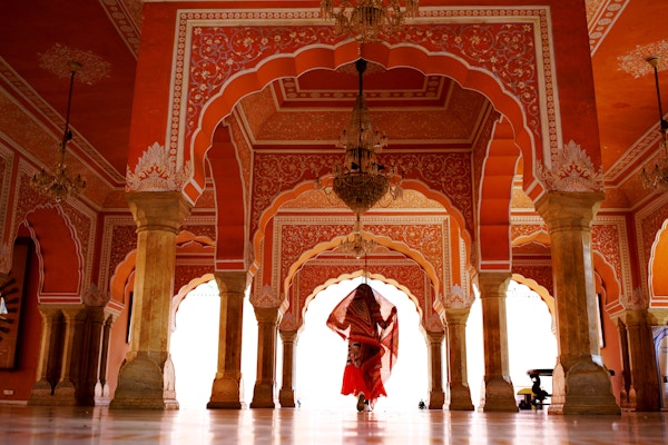 En kvinne som reiser i det indiske palasset