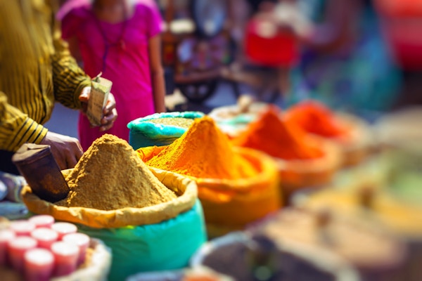 Fargerikt krydderpulver og urter i det tradisjonelle gatemarkedet i Delhi. India.