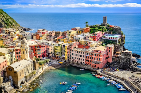 Vakker utsikt over havet og havnen i den fargerike landsbyen Vernazza, Cinque Terre, Italia