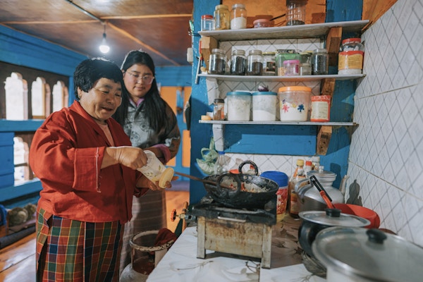 Bhutansk bestemor lærer barnebarnet sitt å lage tradisjonell mat hjemme