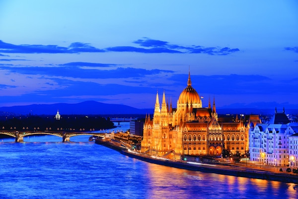 Kveldsbilde av Donau og Budapest