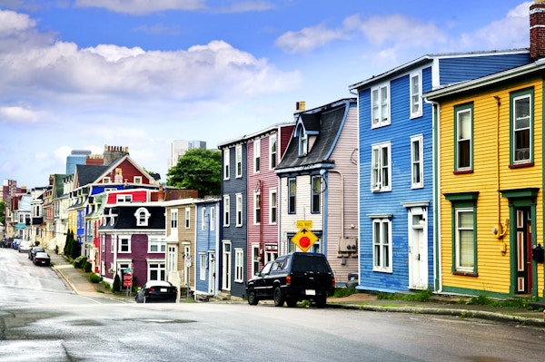 Gate med fargerike hus i St. John's, Newfoundland, Canada