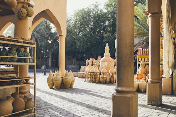 Keramikk til salgs på tradisjonell souk. Gate i byen Nizwa, Sultanatet i Oman.