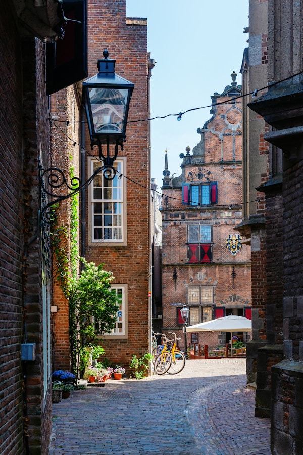 bilde av en bakgate i den historiske gamlebyen i Nijmegen, Nederland