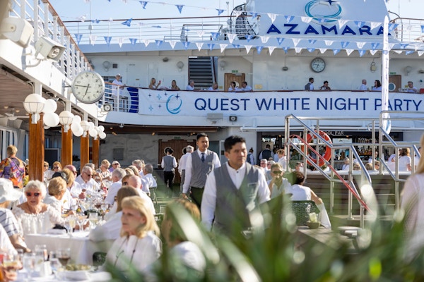 White night party på et Azamara cruiseskip