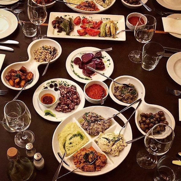 Forskjellige maltetiske småretter står på bordet på restaurant Tal-Petut