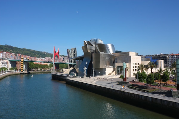 Bilbao Nervion River når den passerer ved Bilbao Park, Guggenheim-museet, Univertisy og broen La Salve, Euskadi, Spania. Baskerland.