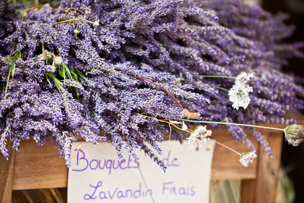 Lavendelbunker som selges i et fransk utendørsmarked. Horisontalt bilden tatt med selektiv fokus