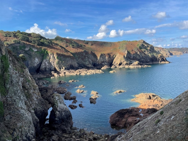 Naturlandskap på Jersey med klipper og vann