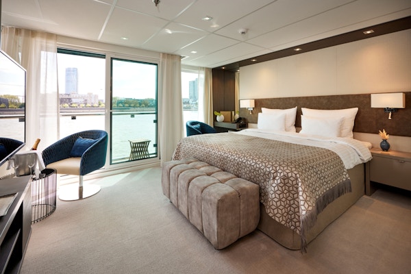 suite med balkong, dobbelt seng og stol