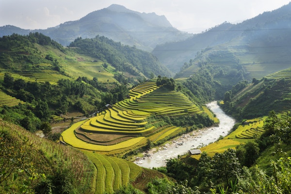 Ha Giang er kjent for åser etter åser med rismarker. Det er på vei til byen Sapa nord i Vietnam. Sapa er en gammel fransk bakkestasjon, plassert blant Hoang Lien Son-fjellene nær den kinesiske grensen. Sapa er det viktigste turistmålet i Vietnam.