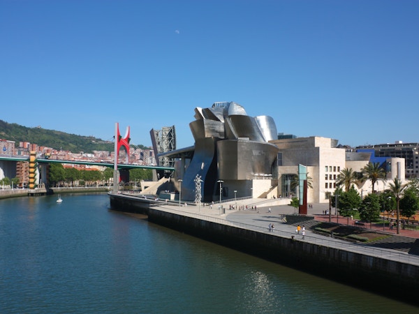 Guggenheim-museet i Bilbao sett fra elven.